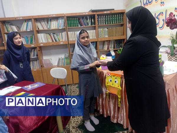 گرامیداشت هفته کتاب و کتابخوانی در مدرسه مهندس رحمانی فرد ناحیه یک مشهد 