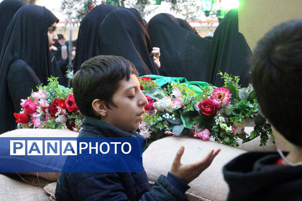 جلوه‌هایی از حضور نوجوانان در مراسم تشییع و خاکسپاری شهدای گمنام
