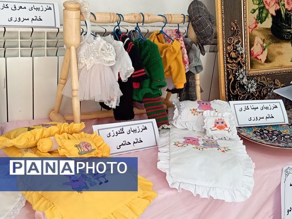 نمایشگاه آثار هنری معلمان دبیرستان جفایی در هفته معلم