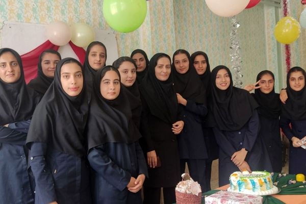 عکس یادگاری کلاس‌ دوازدهم تجربی دبیرستان‌ حضرت‌ معصومه شهرک