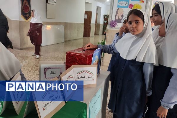 جوانه های دموکراسی در قدس؛شور وهیجان دانش آموزان قدس در انتخابات شورای دانش آموزی