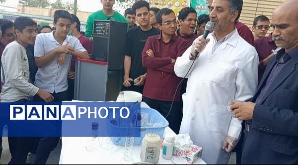 انجام آزمایش‌های علمی در دبیرستان نمونه آیت الله خامنه‌ای کاشمر 