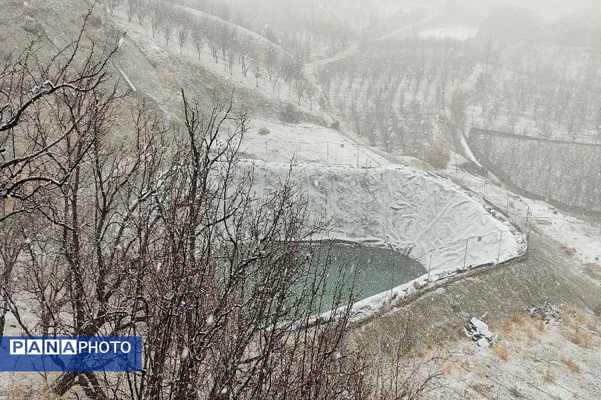 شروع اولین بارش برف زمستانی در بهمن ماه ۱۴۰۳ در شهر زیبای با‌ر