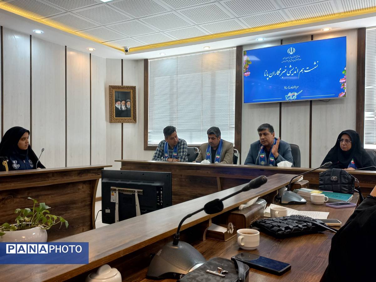 نشست صمیمی دانش‌آموز خبرنگاران پانا ناحیه 3 مشهد با مدیر سازمان دانش آموزی خراسان رضوی