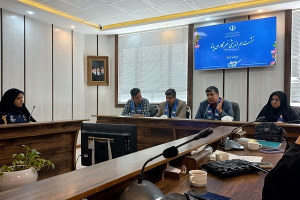 نشست صمیمی دانش‌آموز خبرنگاران پانا ناحیه 3 مشهد با مدیر سازمان دانش آموزی خراسان رضوی