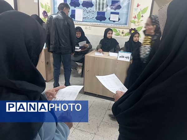 تحویل کارنامه در دبیرستان نمونه اندیشه