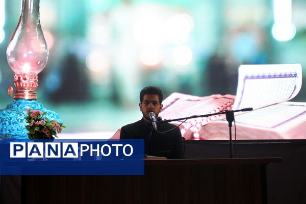 مراسم تقدیر از نخبه قرآنی دانشگاه فرهنگیان یزد 