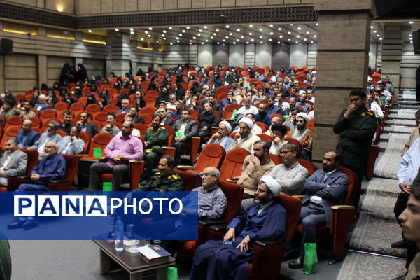 همایش تقدیر از فعالان اردوهای راهیان نور دانش‌آموزی در قم