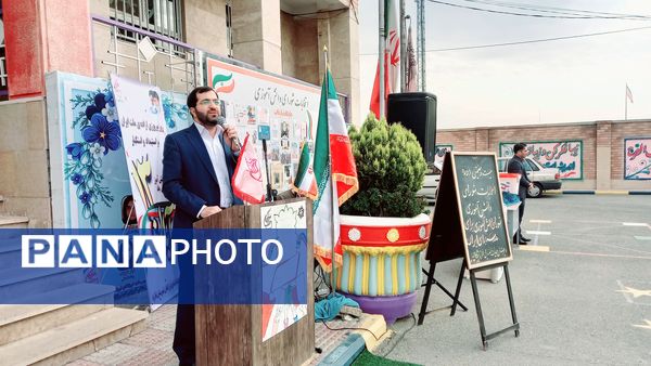 نواختن زنگ استکبارستیزی همزمان با برگزاری بیست و هفتمین دوره انتخابات شورای دانش‌آموزی در آموزشگاه فرزانگان ملارد