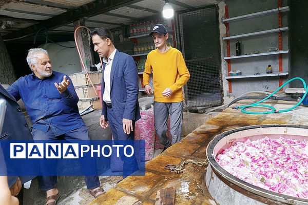 بازدید دانش‌آموزان جعفرآباد از کارگاه گلاب‌گیری روستای «بنابر»