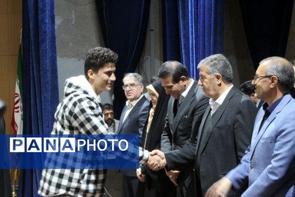 ملکان صحنه افتخارآفرینی برترین‌های کنکور ۱۴۰۴