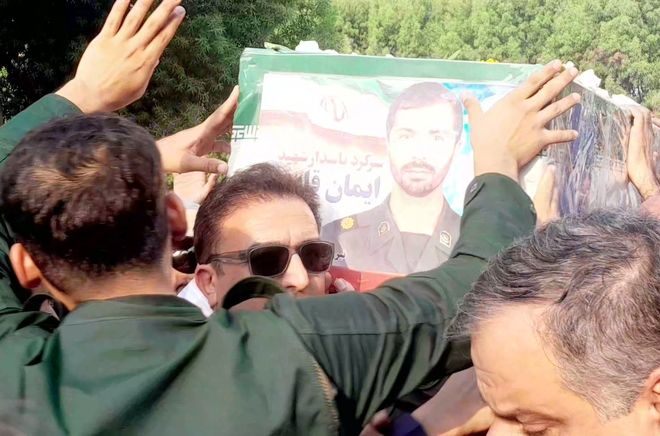 تشییع پیکر مطهر شهید والا مقام سرگرد پاسدار ایمان قایدی از شهدای حمله رژیم صهیونیستی در بوشهر