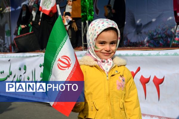 حال و هوای غرفه‌های سازمان دانش‌آموزی و خبرگزاری پانا در راهپیمایی ۲۲ بهمن
