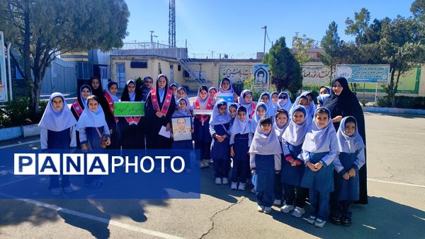 تبریک به پدران شاغل نیروی انتظامی توسط دانش‌آموزان مدرسه شاهد خیر سجادی