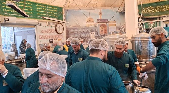 دقایقی با خادمین اعزامی شهر کلاته رودبار در چایخانه حرم رضوی به زائرین