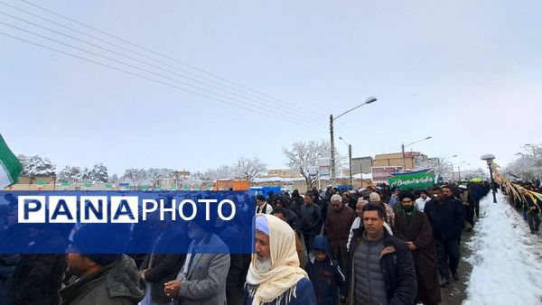 حضور پر شور فرهنگیان و دانش آموزان در کنار مردم ولایتمدار شهرستان صالح آباد در یوم الله ۲۲بهمن