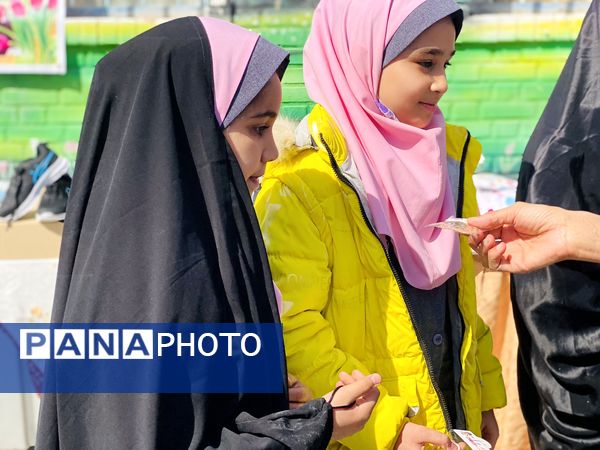 نواختن زنگ جشن نیکوکاری در دبستان زینب قهرمانی مه ولات