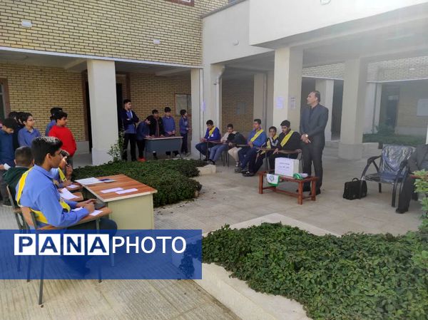 مشارکت پرشور دانش‌آموزان در انتخابات شورای پیشتاز مدرسه کوثر