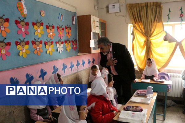 هم‌اندیشی مدیر و معلمان"دبستان گل‌های بهشت" فیروزکوه