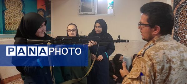 آموزش عملی آمادگی دفاعی در دبیرستان فرزانگان استعداد درخشان ملارد