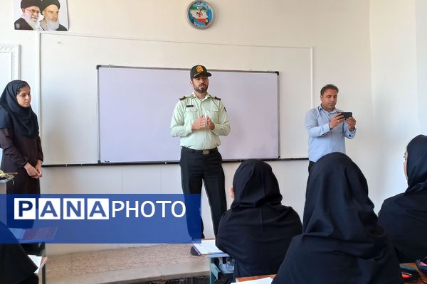 گرامیداشت هفته نیروی انتظامی در مدرسه یادگار امام ورامین