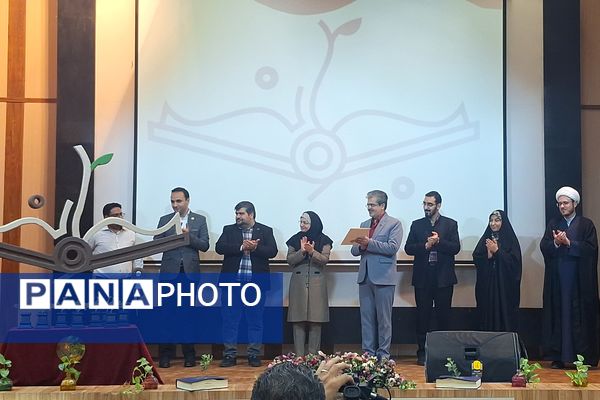 تجلیل از برگزیدگان جشنواره بزرگ جوانه در مجتمع آموزشی و فرهنگی علوم پزشکی شیراز 