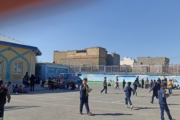 ترویج تغذیه سالم با برگزاری اردوی حیاطی در دبستان فطرت
