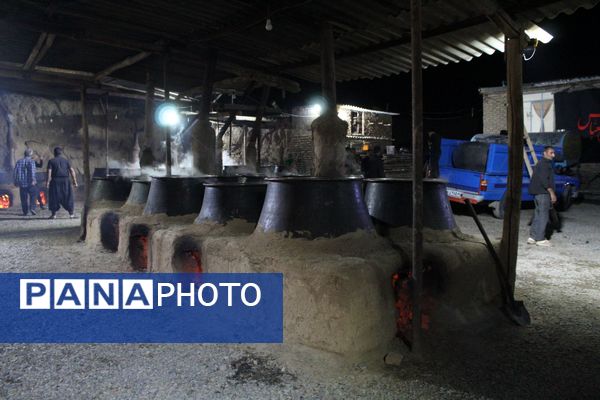 آماده‌سازی هلیم عاشورا در روستای اسحاق آباد نیشابور 