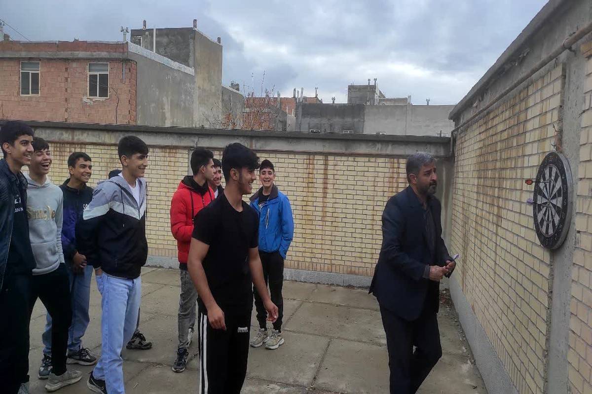 بزرگداشت روز دانش آموز و برگزاری مسابقه دارت