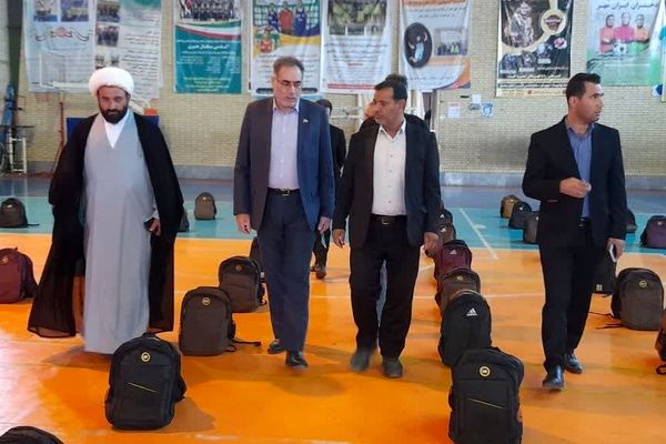 توزیع ۴۵۰ بسته لوازم‌التحریر در مرند میان دانش‌آموزان نیازمند