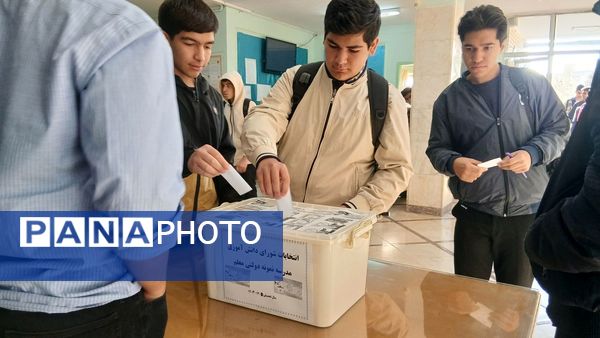 برگزاری بیست‌وهشتمین دوره شورای دانش‌آموزی دبیرستان نمونه دولتی معلم شهرستان ساوجبلاغ