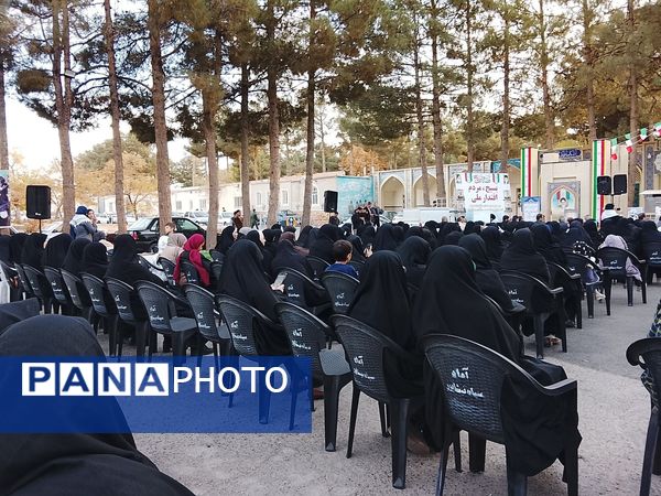 غبارروبی و عطرافشانی گلزار مطهر شهدا در نیشابور 