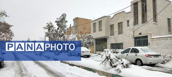 یلدای برفی در اراک؛ مردم با شادی به استقبال جشن یلدا می‌روند