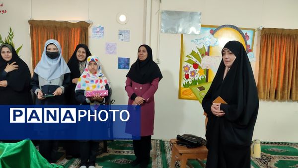 تقدیر از دانش آموزان فعال و تکریم همسر و فرزندان شهدای دبستان شاهد حاج تقی آقا بزرگ مشهد