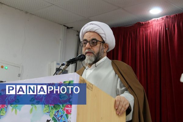 تقدیر از برگزیدگان مسابقات قرآن، عترت و نماز در گلوگاه 