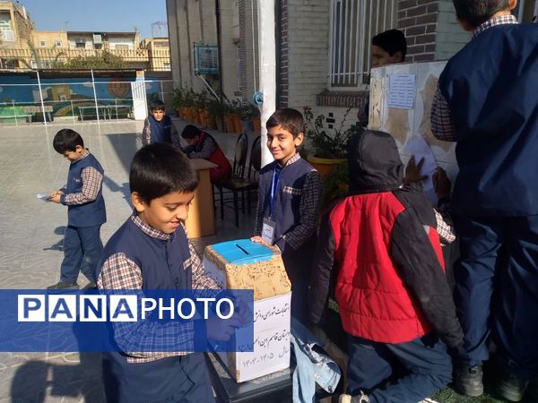 نشاط انتخاباتی و رای گیری شواری دانش‌آموزی در دبستان پسرانه حضرت قاسم(ع)