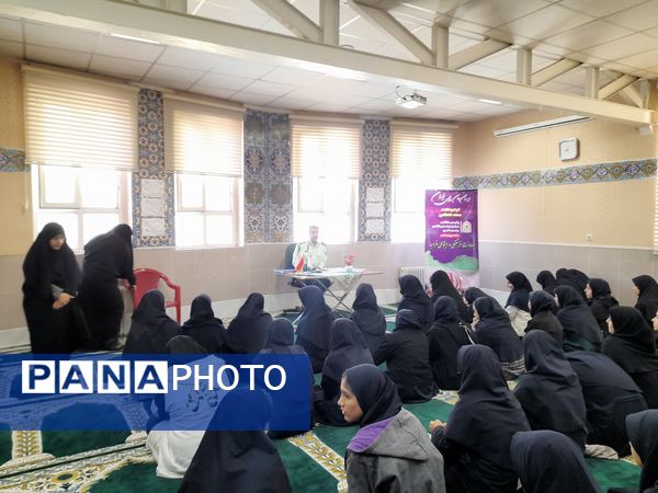 حضور فرماندهی نیروی انتظامی ناحیه ۳ مشهد در مدرسه شاهد ارض اقدس 
