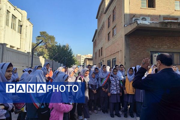 حضور دانش‌آموزان دبستان حاتم ناحیه دو شهرری در اردوی ری گردی