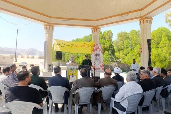 عطر‌افشانی و غبارروبی مزار شهدای بستک