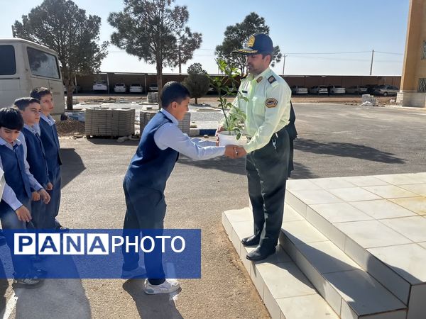 دانش آموزان میبدی قدردان سبزپوشان امنیت و اقتدار 