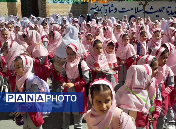 مهر در انتظار مهر در دبستان میقات بهارستان دو