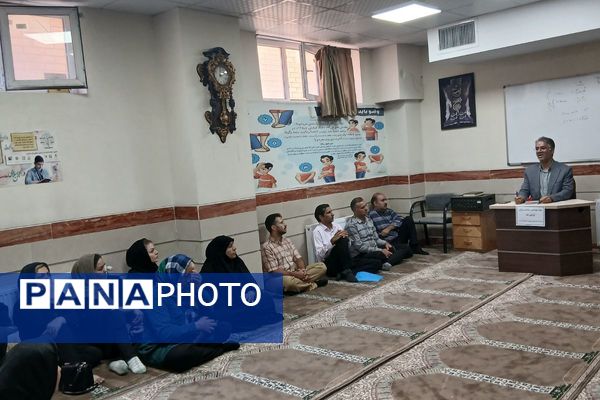 جلسه انجمن اولیاء و مربیان در دبیرستان بشارت بهارستان دو