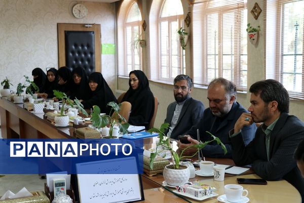 نشست هم‌اندیشی معاونت پرورشی و فرهنگی اداره‌کل آموزش و پرورش با ناحیه 4 مشهد