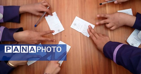 انگشت‌های رنگین دختران دبستان اندیشه روی برگه‌های رأی انتخابات شورای دانش‌آموزی