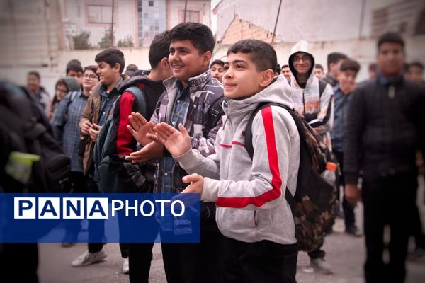 صبحگاه دانش‌آموزی در دبیرستان دوره اول شاهد گرگان