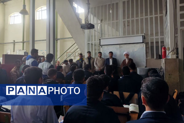 بازدید نماینده ولی فقیه استان فارس از هنرستان طالقانی در آستانه هفته بسیج