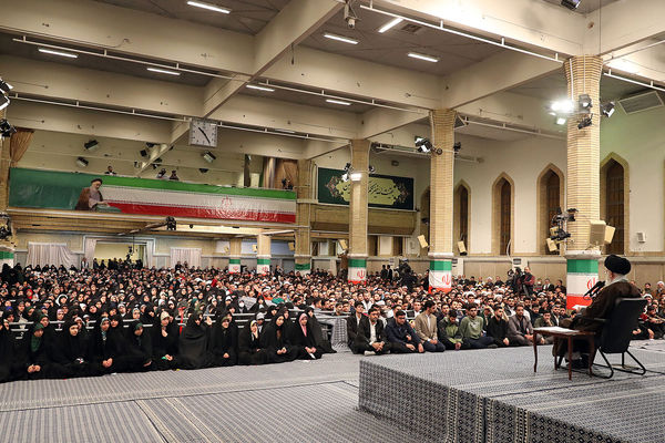 دیدار جمعی از رأی اولی‌ها و خانواده‌های شهدا با رهبر انقلاب اسلامی