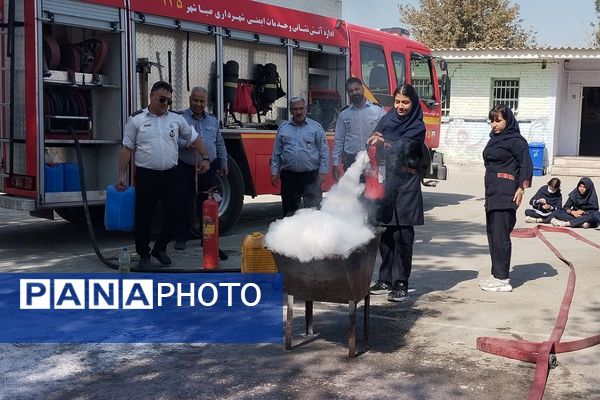 آموزش اصول اولیه آتش‌نشانی در مدرسه زکیه صباشهر