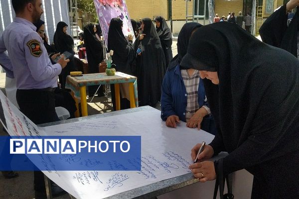حضور پرشور فرهنگیان و برپایی غرفه های ستاد امر به معروف و نهی از منکر آموزش و پرورش در نمازجمعه 