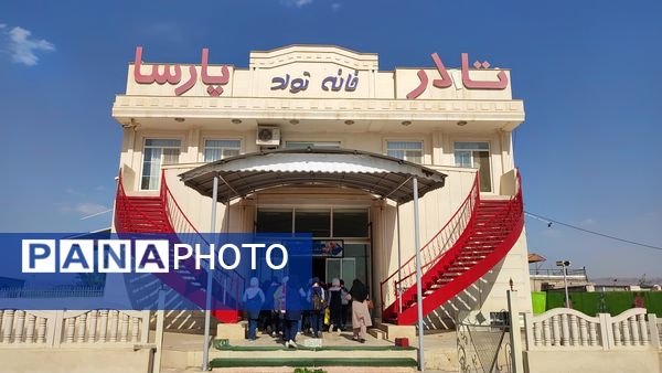 بازدید دانش‌آموزان مدرسه شهید خاقانی از گلخانه پیشه‌وران شیروان